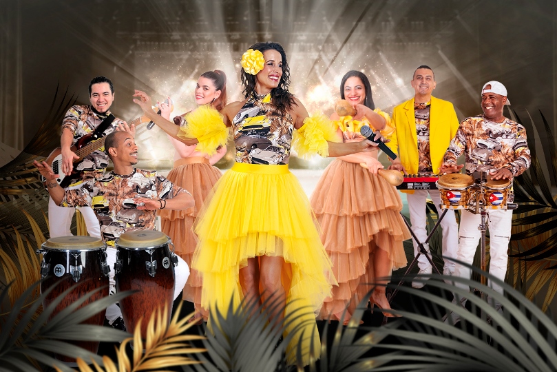 Talentované zpěvačky latino show Teatro Tropical v dechberoucích kostýmech z havanské Tropicany